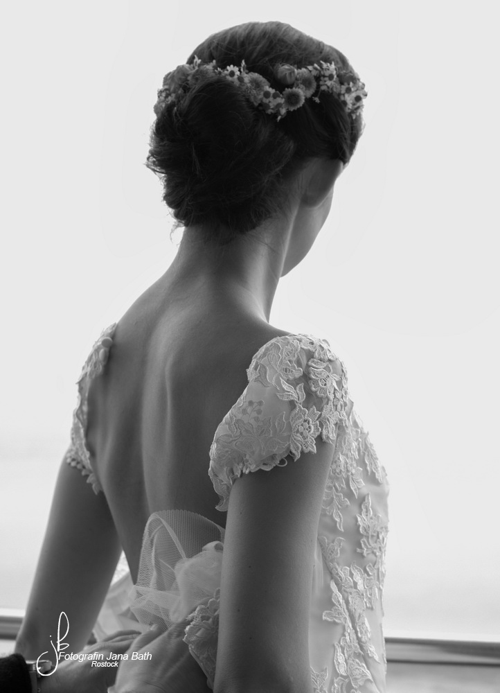 Brautstyling, Ankleiden, Hochzeitsfotografin Jana Bath